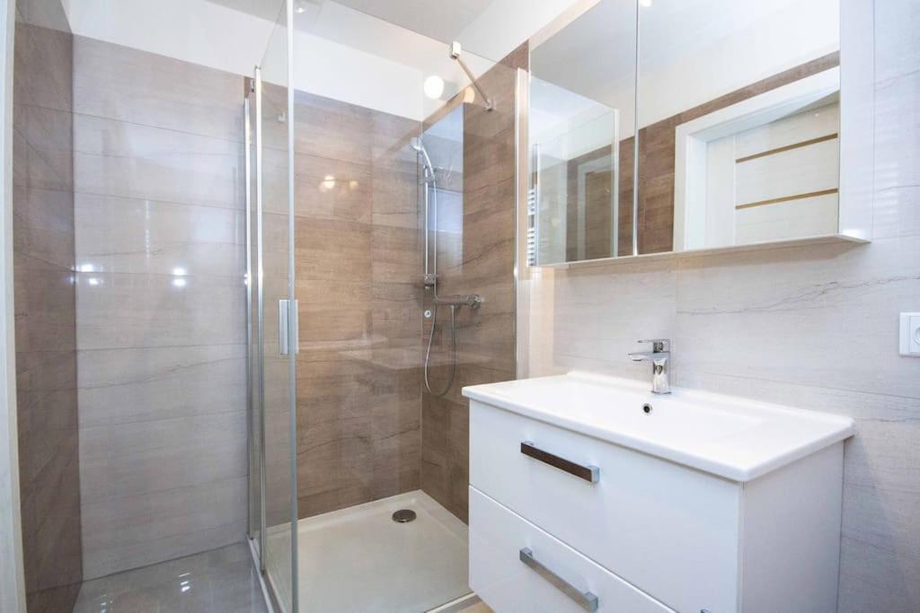 Apartment In Bratislava With Free Parking エクステリア 写真